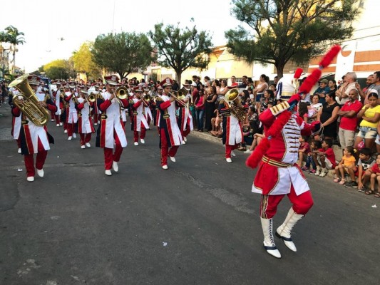 DESFILE CÍVICO DE 7 DE SETEMBRO LEVA MULTIDÃO PARA A AVENIDA DR. LUIZ MAGALHÃES MAGALHÃES EM ITABAIANA