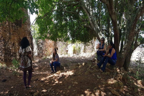 SECRETARIA DE CULTURA E MUSEÓLOGA VISITAM RUÍNAS DA IGREJA VELHA