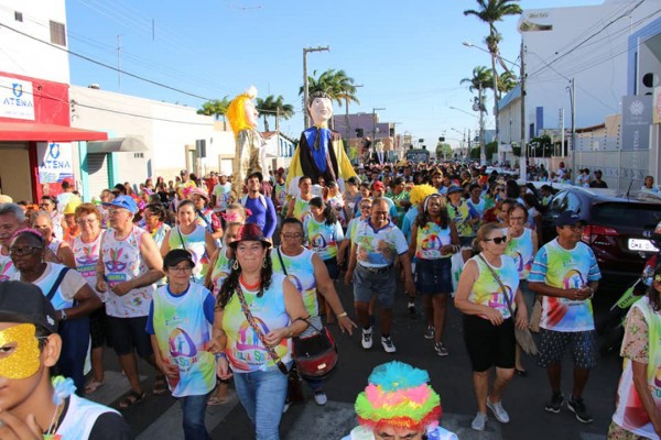 BLOCO FOLIA SOCIAL E FOLIÕES AGITAM A CIDADE