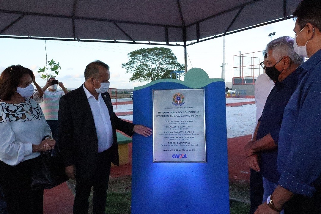 Ministro do Desenvolvimento Regional Rogério Marinho fazendo o descerramento da placa  