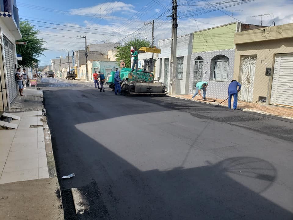 RUA MANOEL ANTÔNIO DE OLIVEIRA RECEBE PAVIMENTAÇÃO ASFÁLTICA