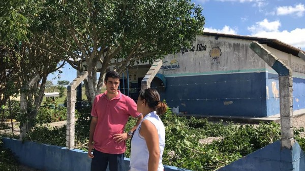 SECRETARIA DE AGRICULTURA REFORÇA PODA DE ÁRVORES EM ESCOLAS DO MUNICÍPIO