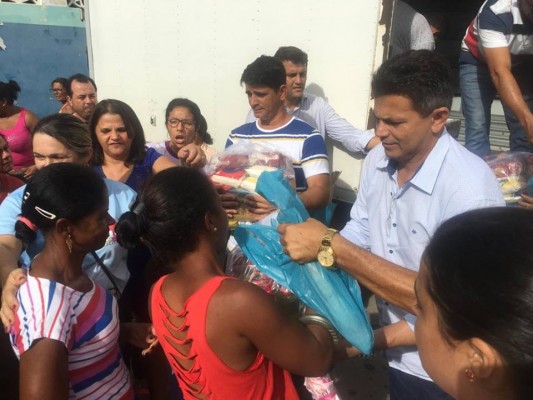 CESTAS BÁSICAS E PEIXES SÃO ENTREGUES A FAMÍLIAS DO AGROVILA, RIBEIRA, RIO DAS PEDRAS E BURACO FUNDO