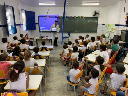 SAÚDE BUCAL É TEMA DE PALESTRA COM ALUNOS DO POVOADO CARAÍBAS