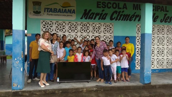 ESCOLA DO POVOADO GANDU II RECEBE TELEVISOR