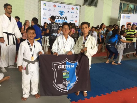 ALUNOS DA ESCOLA MUNICIPAL ELIZEU DE OLIVEIRA PARTICIPAM DE COPA DE JUDÔ