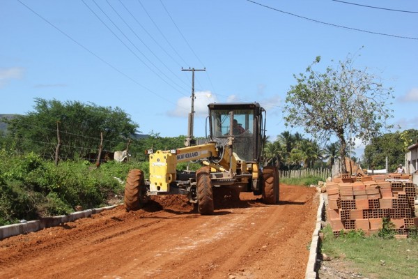 PREFEITURA REALIZA SERVIÇO DE PATROLAMENTO NO POVOADO TABOCA QUE RECEBERÁ ASFALTO