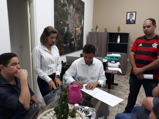 VALMIR DE FRANCISQUINHO ASSINA ORDENS DE SERVIÇO PARA PAVIMENTAÇÃO DE MAIS DE 30 RUAS DE ITABAIANA