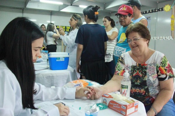 SAÚDE ITINERANTE NA PRAÇA FAUSTO CARDOSO