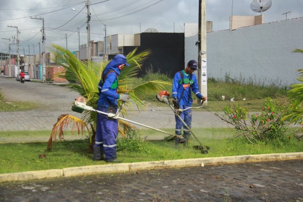PREFEITURA REALIZA LIMPEZA DO SANTA MÔNICA
