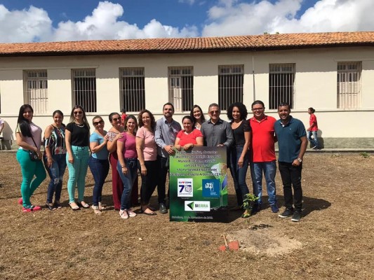 SECRETARIAS DE AGRICULTURA E DE MEIO AMBIENTE PLANTAM MUDAS DE ÁRVORES NATIVAS NO MURILO BRAGA PARA COMEMORAR OS 70 ANOS DESSA INSTITUIÇÃO DE ENSINO