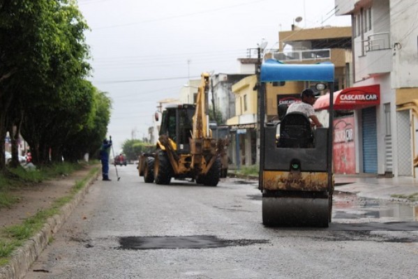 PREFEITURA DE ITABAIANA PROSSEGUE COM OPERAÇÃO TAPA-BURACO NAS PRINCIPAIS VIAS DA CIDADE