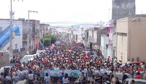 É TRADIÇÃO: CARREATA MIRIM REÚNE MILHARES DE CRIANÇAS PELAS RUAS DE ITABAIANA