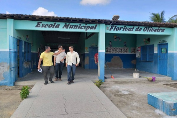 SECRETÁRIO DE OBRAS VISITA ESCOLA MUNICIPAL NO POVOADO SÃO JOSÉ