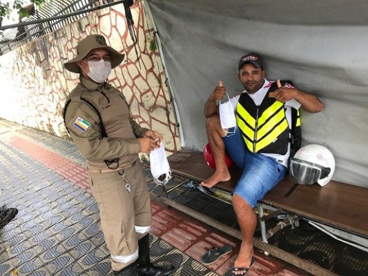 PREFEITURA DE ITABAINA REALIZA ENTREGA DE MÁSCARAS PARA MOTOTAXISTAS QUE TRABALHAM NO MUNICÍPIO
