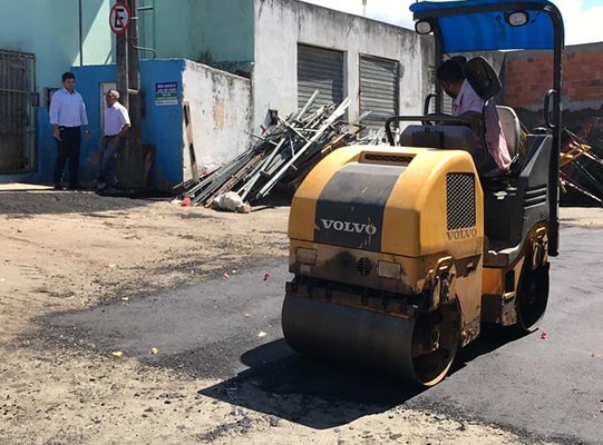 ENTORNO DO MERCADÃO RECEBE OPERAÇÃO TAPA-BURACO