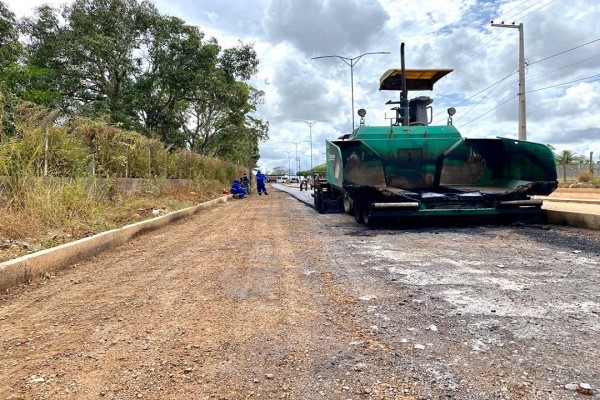 Avenida do Bairro Riacho Doce recebe pavimentação asfáltica