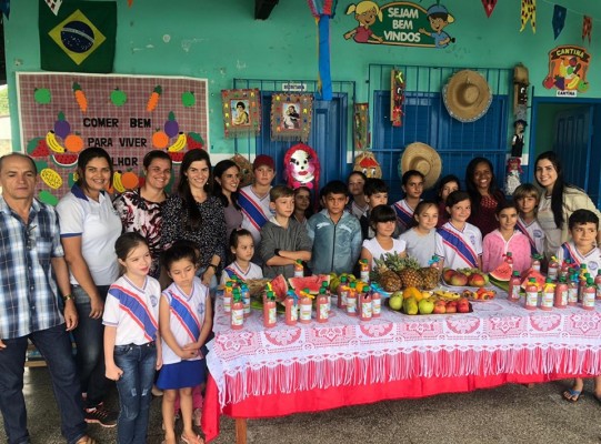EQUIPE DO PROGRAMA SAÚDE NA ESCOLA TRABALHA SOBRE ALIMENTAÇÃO SAUDÁVEL COM ALUNOS DA ESCOLA DR. LUIZ GARCIA