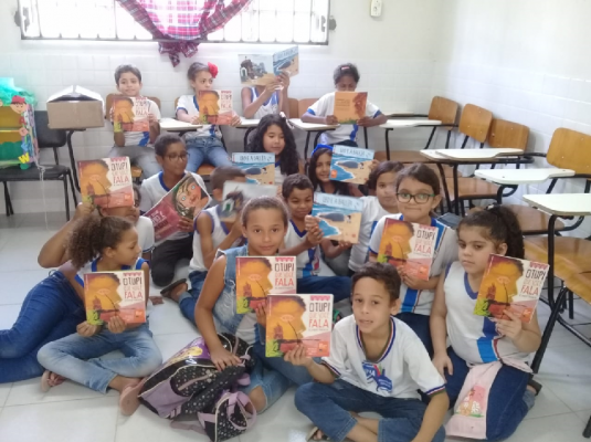ESCOLAS DA REDE MUNICIPAL RECEBEM DOAÇÃO DE LIVROS DA FUNDAÇÃO ITAÚ SOCIAL