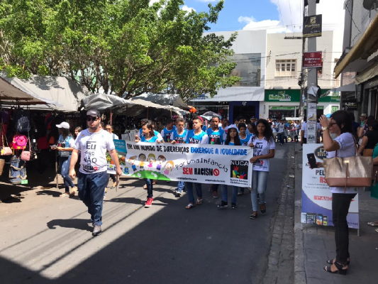 ALUNOS DE ESCOLAS MUNICIPAIS REALIZAM CAMINHADA CONTRA O RACISMO