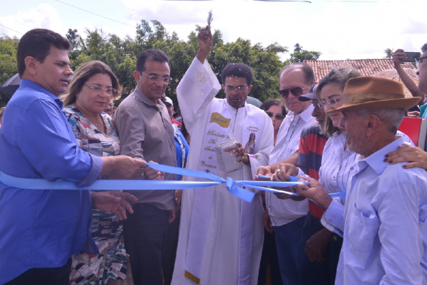 VALMIR DE FRANCISQUINHO INAUGURA REFORMA E AMPLIAÇÃO DE ESCOLA