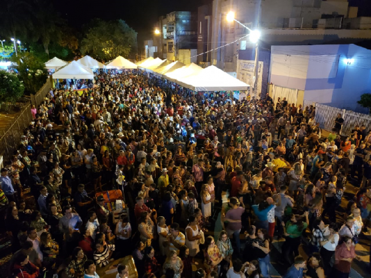 PRIMEIRO DIA DE FEIRA DO CAMINHÃO REÚNE CENTENAS DE PESSOAS NA QUERMESSE DA IGREJA
