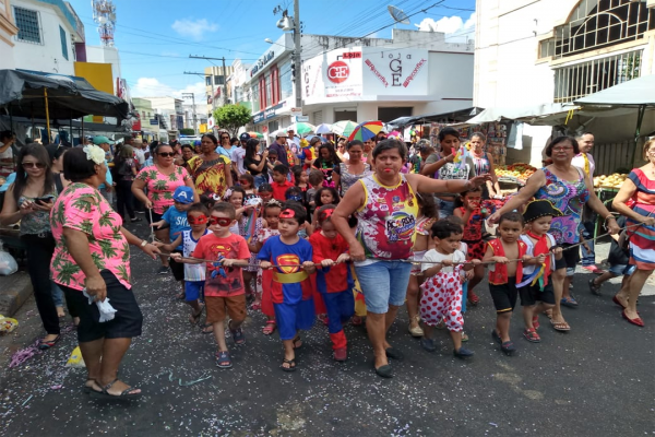 CRIANÇAS PARTICIPAM DO 1° VOVÓ FOLIA EM ITABAIANA