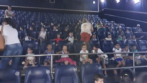 DIA DE CINEMA PARA COMEMORAR DIA DO ESTUDANTE