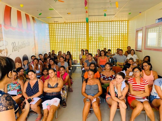 PAIS DE CRIANÇAS DA CRECHE MARIA EUNICE DE GÓIS RECEBEM ORIENTAÇÕES SOBRE O BOLSA FAMÍLIA