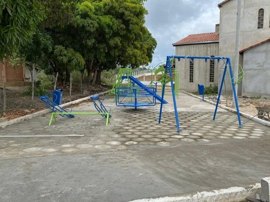 SECRETARIA DE OBRAS INSTALA BRINQUEDOS E EQUIPAMENTOS EM PRAÇA DO POVOADO RIO DAS PEDRAS