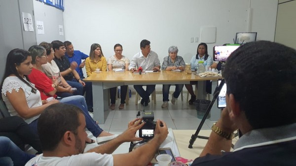 PREFEITO VALMIR DE FRANCISQUINHO DECRETA SUSPENSÃO DAS AULAS NA REDE MUNICIPAL E EM ALGUNS ORGÃOS DO MUNICÍPIO EM PREVENÇÃO AO CORONAVÍRUS