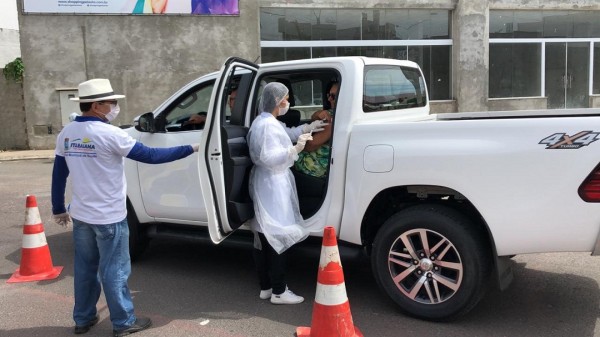 IDOSOS SÃO VACINADOS EM DRIVE-THRU CONTRA A GRIPE NESTA TERÇA-FEIRA