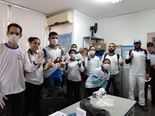 AGENTES DE ENDEMIAS RECEBEM ÁLCOOL EM GEL INDIVUDAL PARA GARANTIR HIGIENIZAÇÃO DURANTE O TRABALHO NAS RUAS