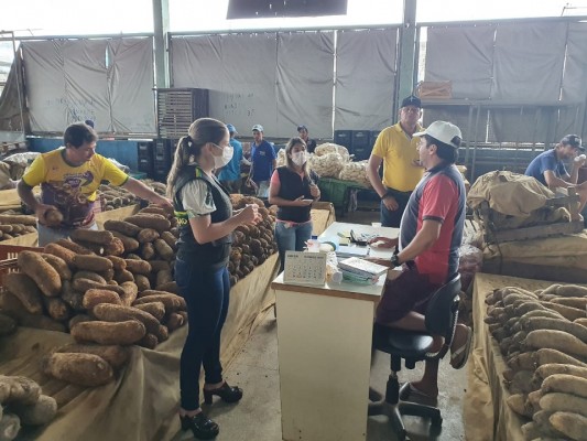 ITABAIANA REFORÇA ATUAÇÃO DA VIGILÂNCIA SANITÁRIA NA FEIRA LIVRE PARA GARANTIR SEGURANÇA DOS FEIRANTES E DOS CONSUMIDORES