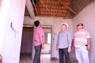 Prefeito Valmir de Francisquinho visita canteiros de obras no bairro Queimadas