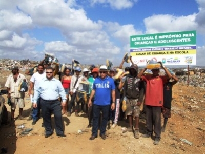 Prefeitura prossegue com entrega de equipamentos a catadores do lixão