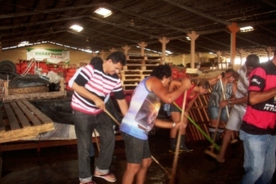 Prefeito participa de mutirão para limpeza do Mercadão de Itabaiana