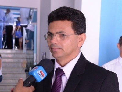 Prefeito novamente paga servidores dentro do mês