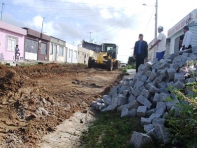 Prefeitura inicia série de calçamentos por toda a cidade
