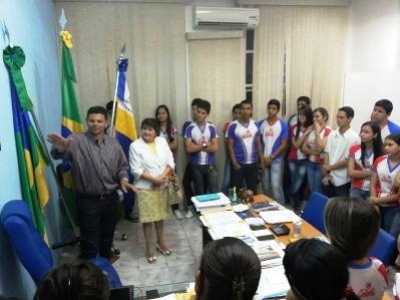 Estudantes da rede particular realizam visita ao prefeito