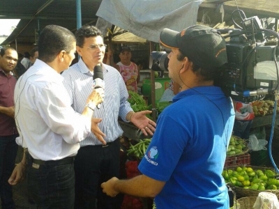 Prefeito concede entrevista à TV Atalaia e faz visita as obras da Rua São Domingos
