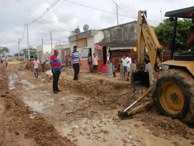 Em Pleno Carnaval Prefeito Valmir Visita obras em Andamento na Cidade