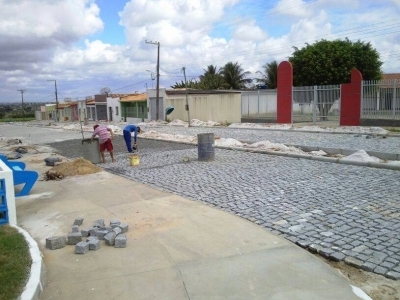 Calçamentos de Ruas do Povoado Mangabeira Continua em Ritmo Acelerado