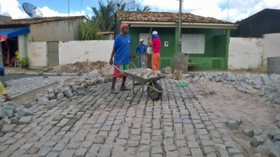 Calçamentos de Ruas no Povoado Rio das Pedras Prosseguem em ritmo acelerado
