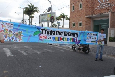 Campanha Trabalho Infantil Nem de Brincadeira realiza Panfletagem em Avenida da Cidade