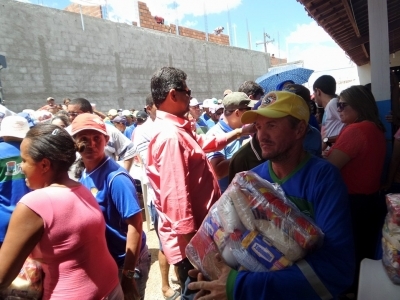 Prefeitura Faz Entrega de Cestas Básicas e Peixes
