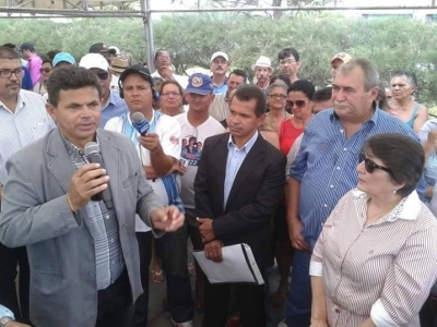 Prefeito Entrega Máquinas e Veículos
