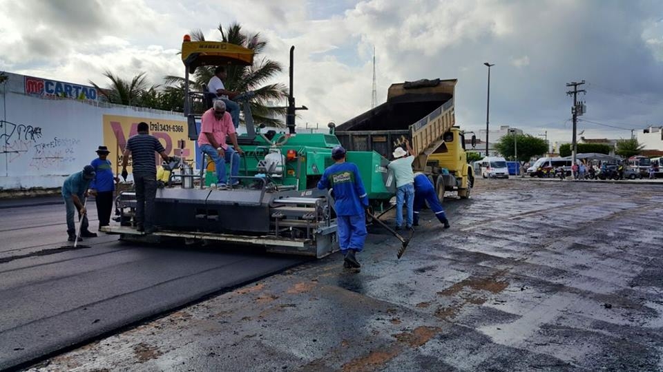 VIBRO ACABADORA COMEÇA A ASFALTAR RUAS DE ITABAIANA: INVESTIMENTO DE 570 MIL REAIS