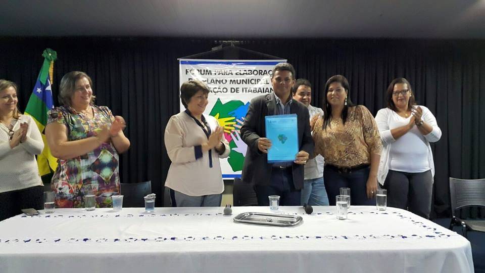 Prefeito Valmir de Francisquinho Recebe Plano Municipal de Educação
