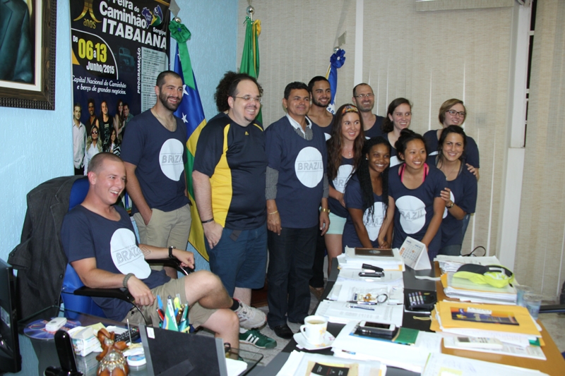 Prefeito Valmir de Francisquinho recebe a visita de estudantes norte americanos
